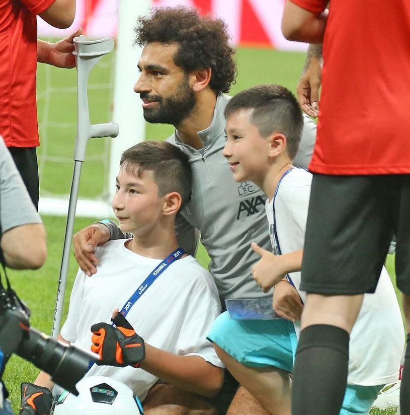 توجه بازیکنان لیورپول و چلسی به بچه ها معلول در ترکیه