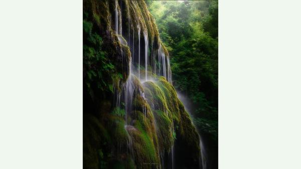 آبشار پوشیده از خزه در گلستان